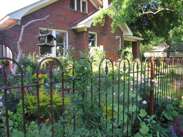 How to Choose Fencing for Modern English Cottage Homes