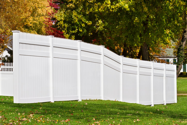 The Pros And Cons of Vinyl Privacy Fencing